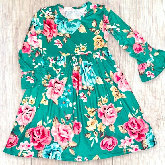 Other - ❤️ 5/$30❤️ Sz 4/5 Girls Floral Bell Sleeve Dress
